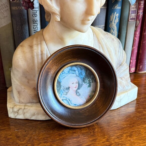 Vintage Marie Antoinette Round Wood Small Picture - Picture 9 of 12